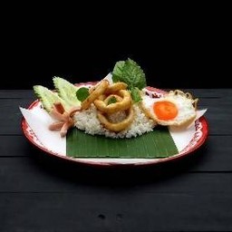 กะเพราปลาหมึกไข่ดาว