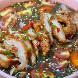 ยำคอหมูทอด