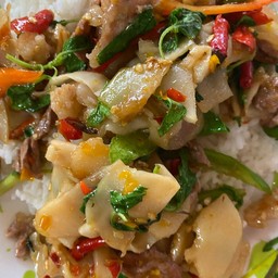 กะเพราเนื้อใส่หน่อไม้ดอง