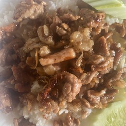 เนื้อกระเทียมราดข้าว