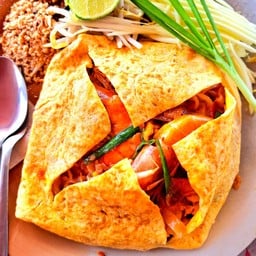 ผัดไทยกุ้งสดห่อไข่