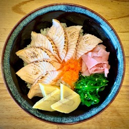 ข้าวหน้าแซลมอนเบิร์น-