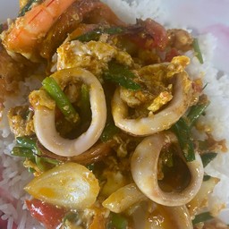 ผัดผงกะหรี่ทะะเลราดข้าว