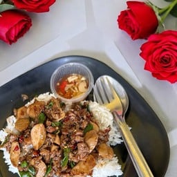 ข้าวกระเพราลูกชิ้นเนื้อ