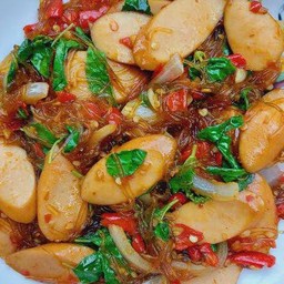 กะเพราใส้กรอกไก่หนังกรอบวุ้นเส้น