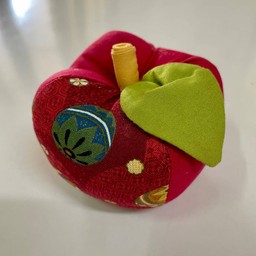 หมอนเข็มทรงแอ๊บเปิ้ล ลายบอลลูน