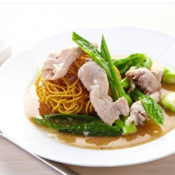 ราดหน้าบะหมี่กรอบ หมู