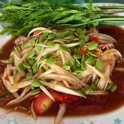 ร้านส้มตำแซ่บสกลนคร (ครัวหวานละมุน) บ้านธาราดาอพาร์ทเมน (ร้านส้มตำอยู่ตึกสีส้ม)