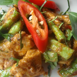 ผัดพริกแกง