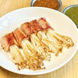 เห็ดเข็มพันเบคอน ย่างเนย