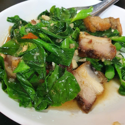 ผัดคะน้าหมูกรอบ