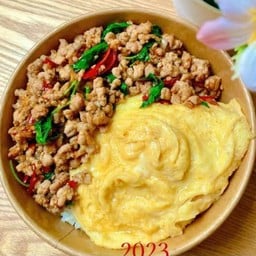 ข้าวกระเพราหมูสับ + ไข่ข้น