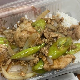 ผัดพริกอ่อนราดข้าว