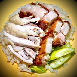 ข้าวมันไก่ผสมหมูกรอบ