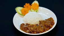 ข้าวราดมัสมั่นใต้ขาหมูกรอบ ธรรมดา