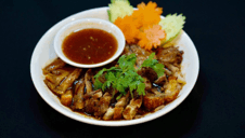 ขาหมูกรอบราดพะโล้แห้ง (กับข้าว)