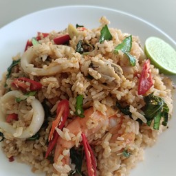 ข้าวผัดโป๊ะแตกทะเล