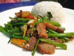 ผักบุ้งหมูกรอบราดข้าว