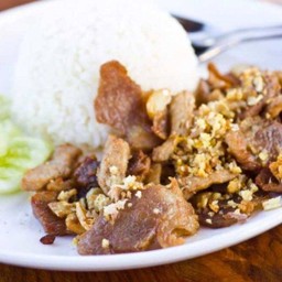 ข้าวหมูกระเทียม
