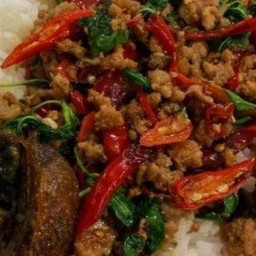 กระเพราหมูสับพริกแห้ง +ไข่เยี่ยวม้า (กับข้าว)