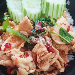 กระเพราไก่ราดข้าว