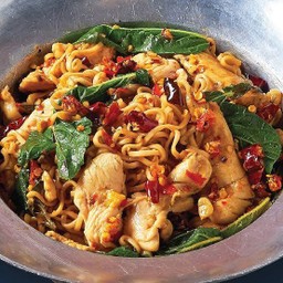 มาม่าผัดกะเพราไก่