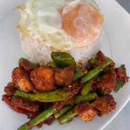 เครื่องแกงหมูกรอบราดข้าว