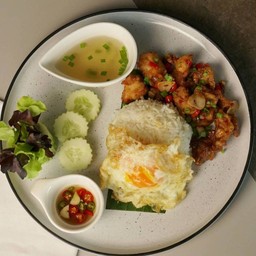 ข้าวไก่กรอบคั่วพริกเกลือไข่ดาว+โค้ก