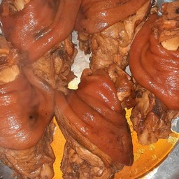 กะเพรา ขาหมู ราดข้าว