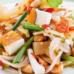 ยำเกี่ยมฉ่ายไข่เค็มกุ้งแห้ง