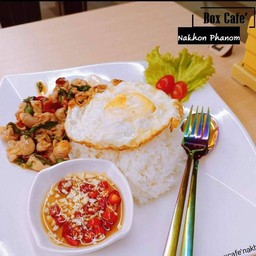 ผัดกะเพราไก่ชิ้นราดข้าว+ไข่ดาว