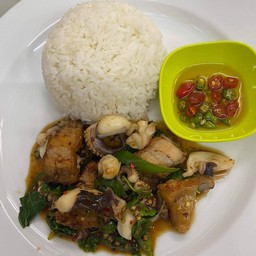 กระเพราปลาหมึกราดข้าว