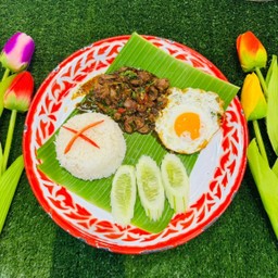 กระเพราเครื่องในไก่