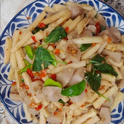 ข้าวราดยอดมะพร้าวผัดพริกลูกชิ้น