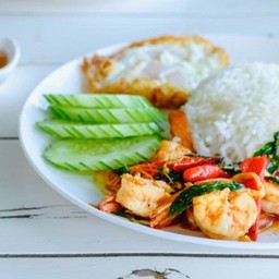 ข้าวกะเพรากุ้งไข่ดาว