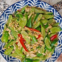 ข้าวราดแตงกวาผัดไข่