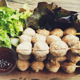 ลูกชิ้นหมูปิ้งผสม 1 ชุด (หมู 2 ไม้เอ็น 2 ไม้ไส้กรอก 2 ไม้)