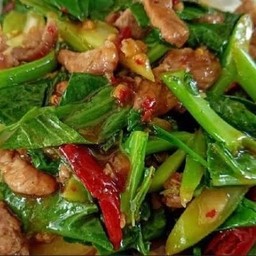 คะน้าหมูหมักราดข้าว