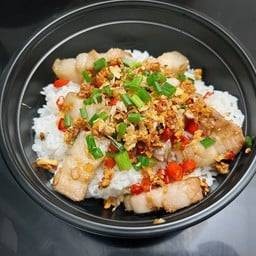 หมูกรอบผัดพริกเกลือราดข้าว