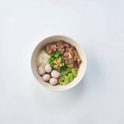 ก๋วยเตี๋ยวลูกชิ้นเนื้อตุ๋น