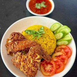 ข้าวหมกไก่ทอด2ชิ้นน้ำจิ้ม