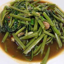 ข้าวราดผักบุ้งไฟแดง