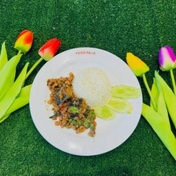 ข้าวกระเพราไข่เยี่ยวม้า