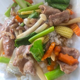 ผัดผักรวมมิตรหมูราดข้าว