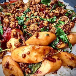 ข้าวกระเพราหมู+ไส้กรอกหนังกรอบ