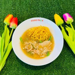 ราดหน้าบะหมี่กรอบ หมู