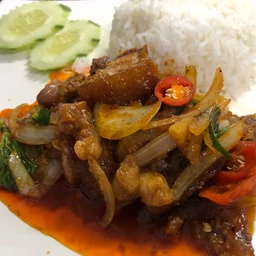 หมูกรอบผัดน้ำพริกเผาราดข้าว