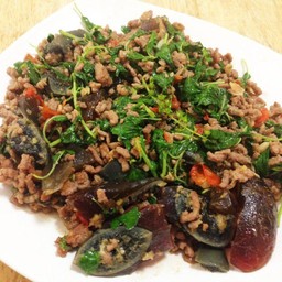 กระเพราหมูสับไข่เยี่ยวม้า