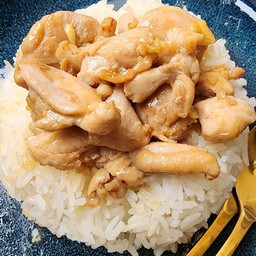 [อร่อยซ่ากับโค้ก] ข้าวไก่กระเทียม +  โค้ก ออริจินัล (กระป๋อง) 