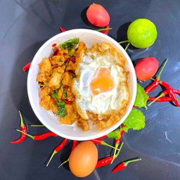 ข้าวกะเพราหมูชิ้น+ไข่ดาว